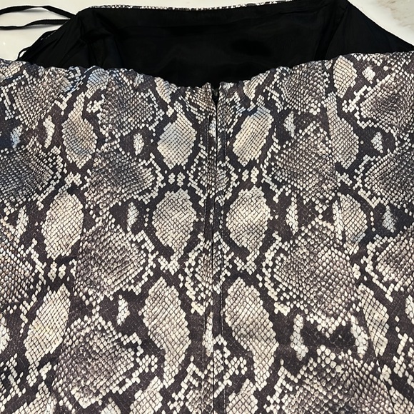 Victoria’s Secret London sexy dress by Hugo Buscati Snake skin pattern. Size 10 - Picture 4 of 15